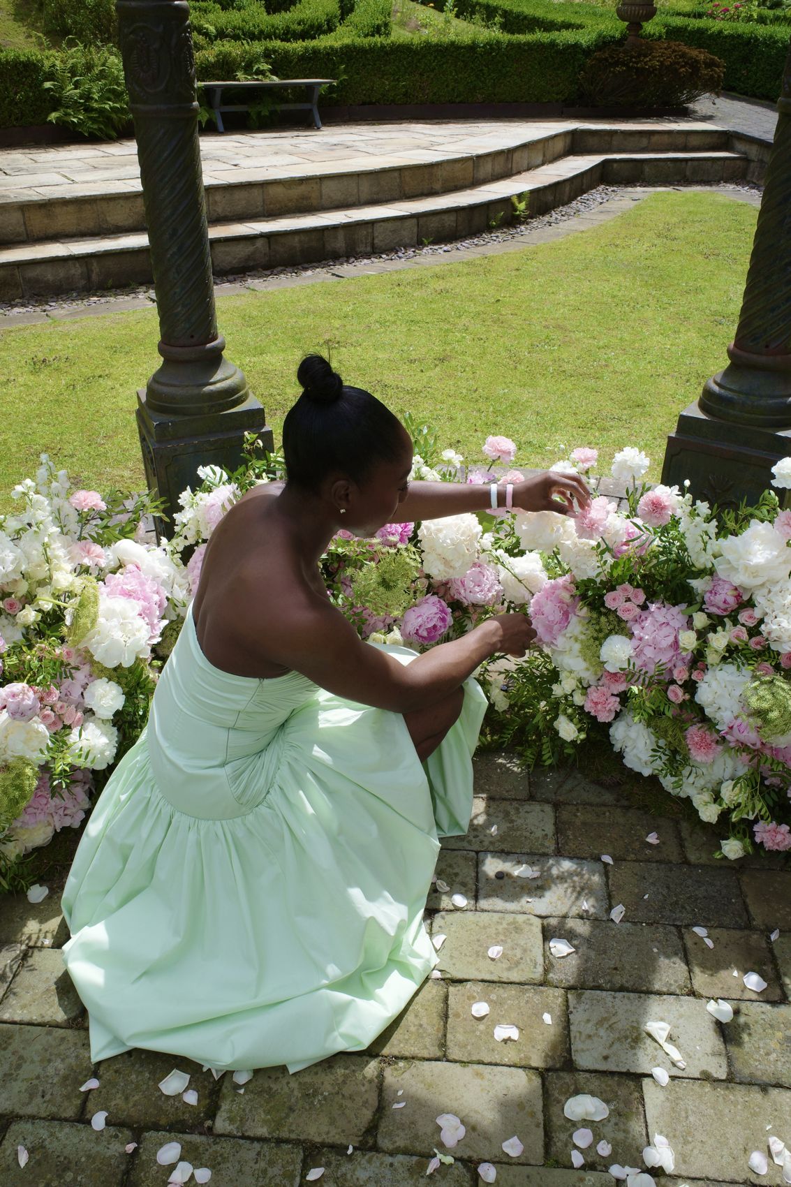 Stephanie of Fleur de Muse arranging a garden ceremony installation